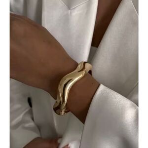 Luxe Sculptural Gold Hinged Bangle – Modern Wave Statement Bracelet Minimalist
